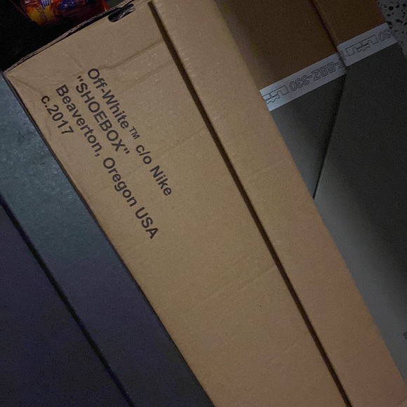 Offehite Chicago Jordan 1s - Picture 2 of 3